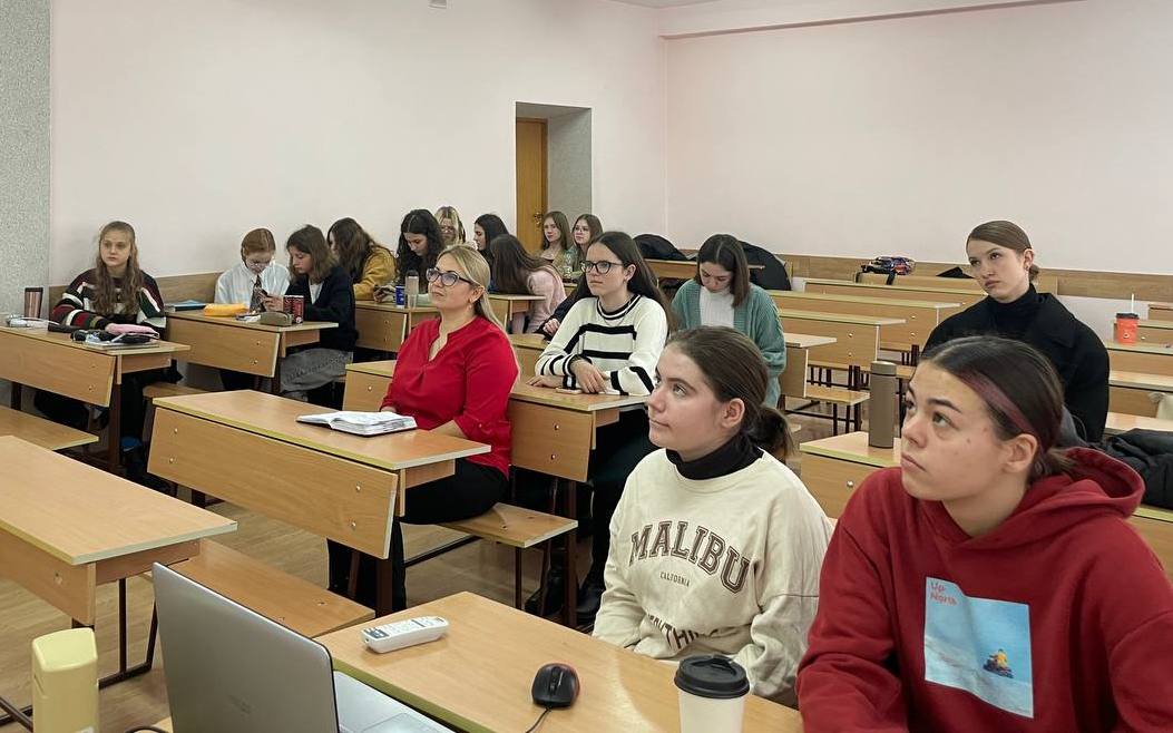 Студенти уважно слухають про особливості режисерської роботи від Максима Мельника